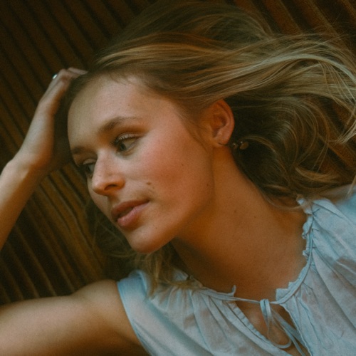 woman - laura lucas - Australia - Canada - indie - indie music - indie rock - new music - music blog - wolf in a suit - wolfinasuit - wolf in a suit blog - wolf in a suit music blog