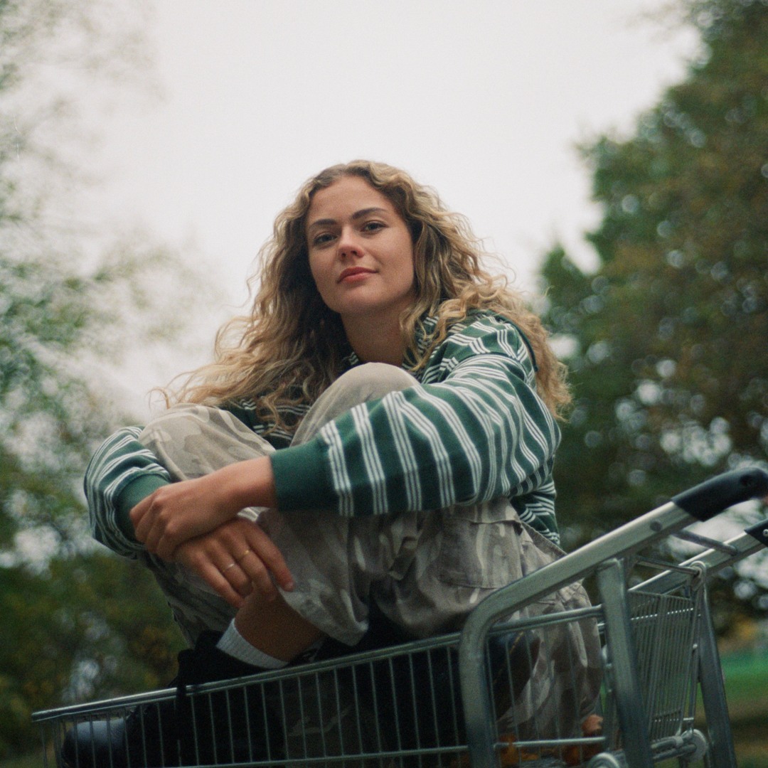 satellite - Grace Moore - UK - indie - indie music - indie pop - indie rock - indie folk - new music - music blog - wolf in a suit - wolfinasuit - wolf in a suit blog - wolf in a suit music blog