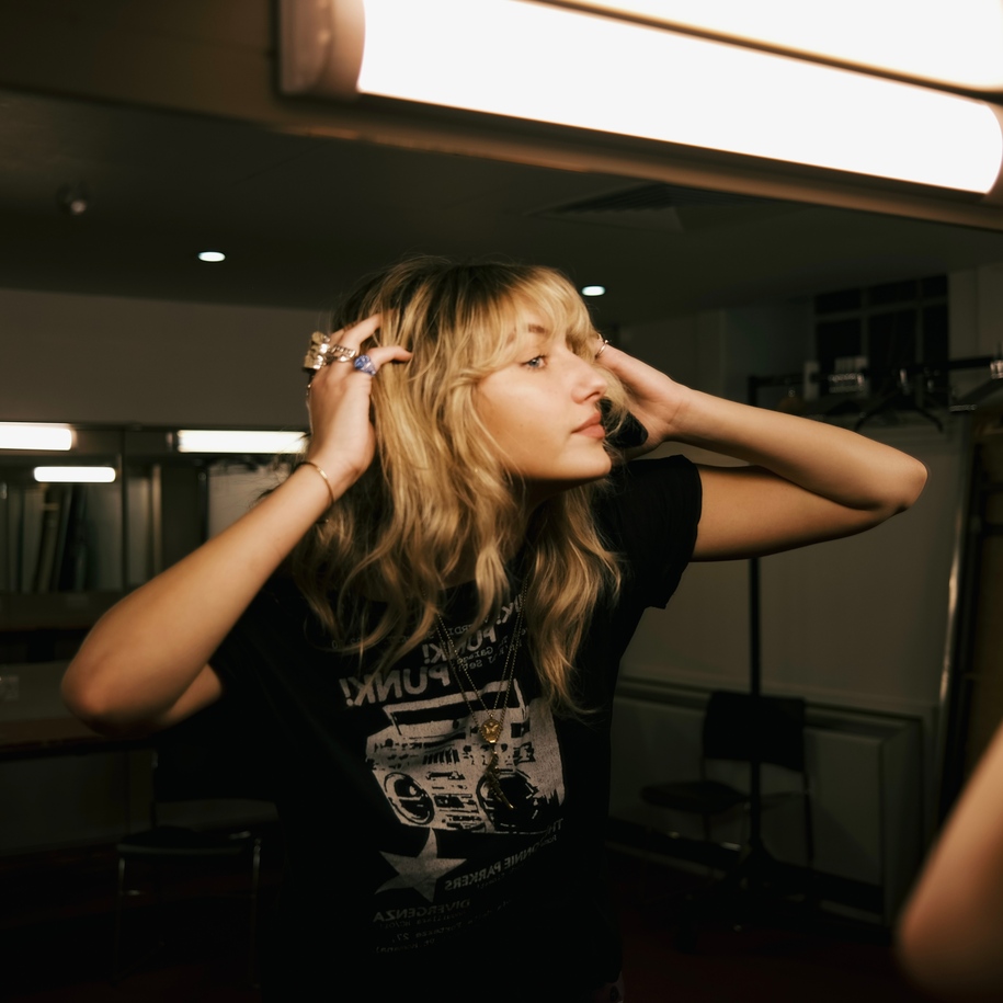 iona luke - united kingdom - uk - indie - indie music - indie pop - new music - music blog - wolf in a suit - wolfinasuit - wolf in a suit blog - wolf in a suit music blog