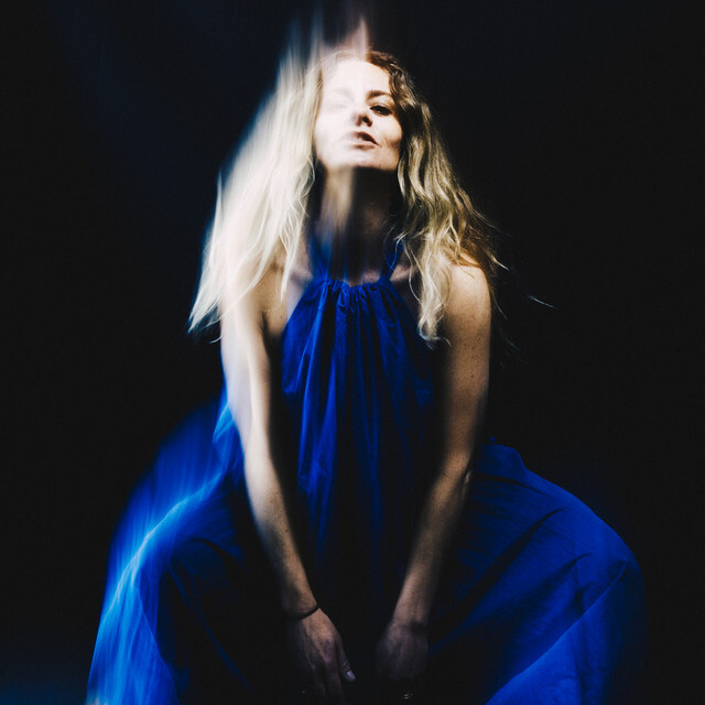 both hands - alice gold - united kingdom - uk - indie - indie music - indie pop - new music - music blog - wolf in a suit - wolfinasuit - wolf in a suit blog - wolf in a suit music blog